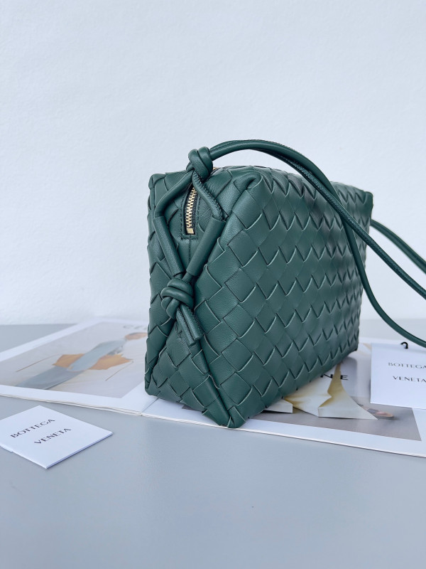 Bo*te*ga ve*ne*ta small loop camera bag