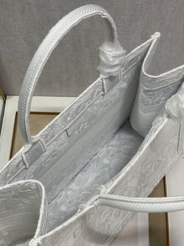 medium D*or book tote