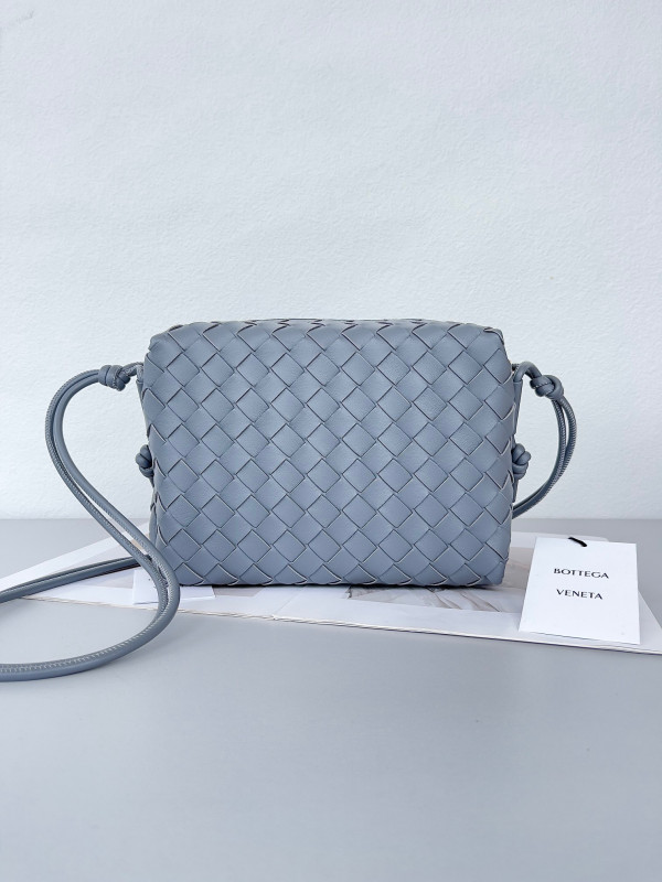 Bo*te*ga ve*ne*ta small loop camera bag