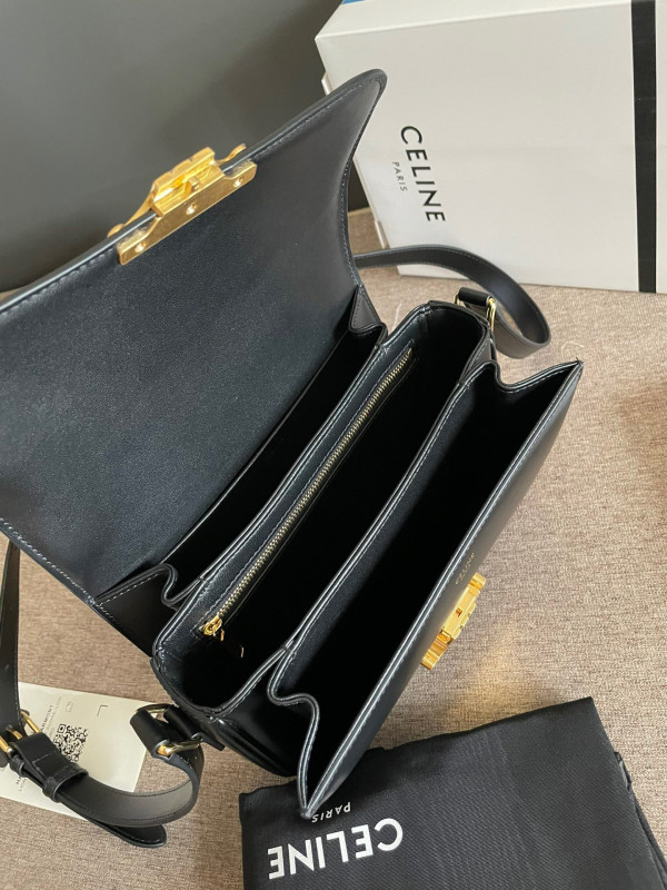Ce**e classique triomphe bag