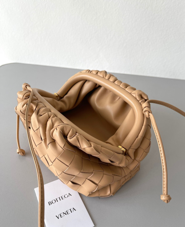Bo*te*ga ve*ne*ta mini pouch