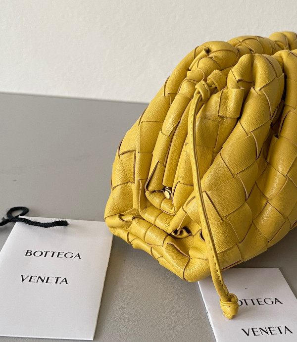 Bo*te*ga ve*ne*ta mini pouch