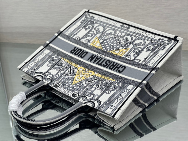 large D*or book tote