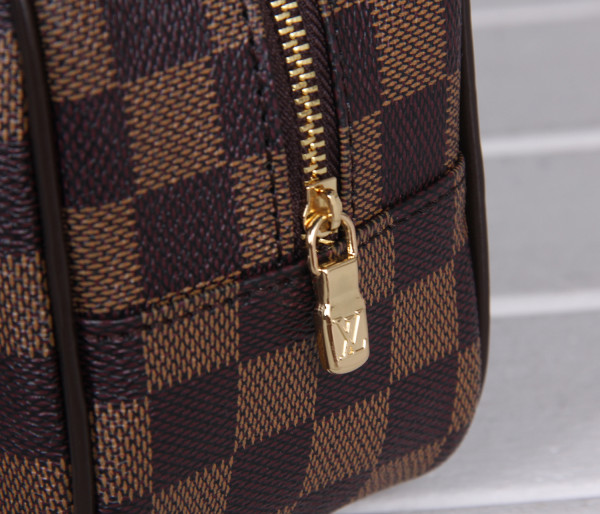 l**is V*t*n toiletry bag