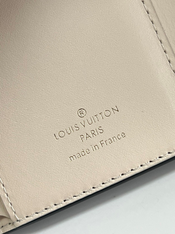 l**is V*t*n pont 9 compact wallet