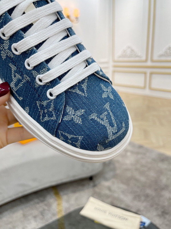 l**is V*t*n women"s time out sneaker
