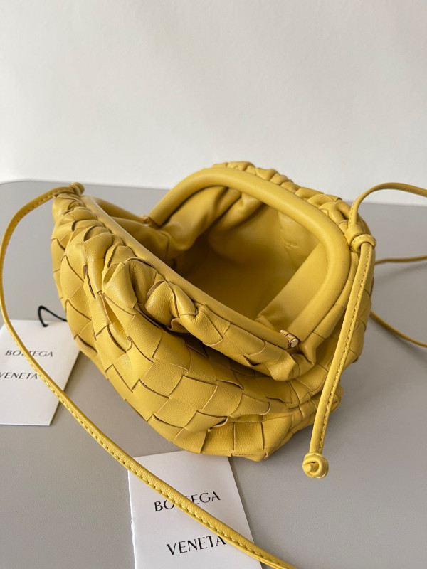 Bo*te*ga ve*ne*ta mini pouch