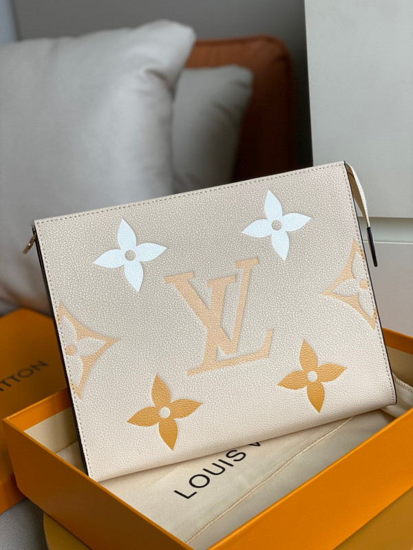 l**is V*t*n toiletry pouch 26