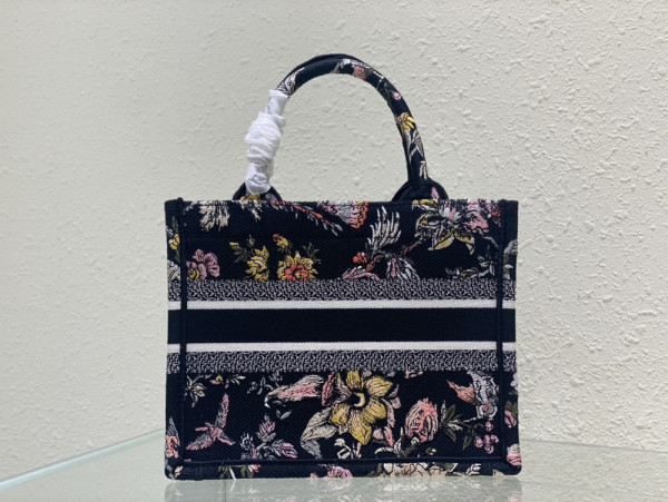 small D*or book tote