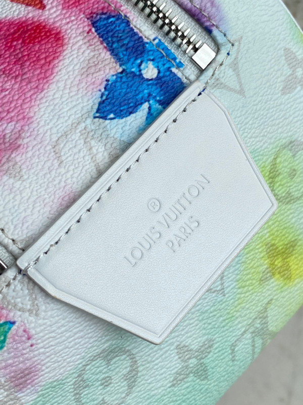 l**is V*t*n toilet dopp pouch