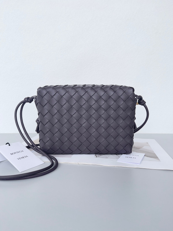 Bo*te*ga ve*ne*ta small loop camera bag