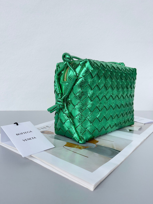 Bo*te*ga ve*ne*ta small loop camera bag