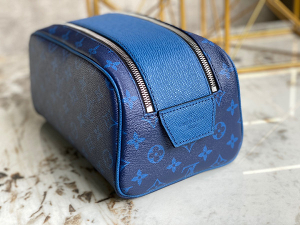 l**is V*t*n dopp kit toilet pouch