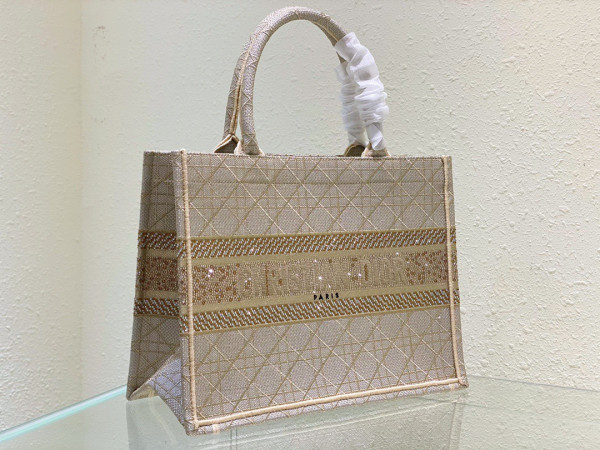 medium D*or book tote
