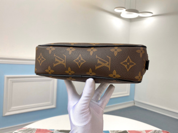 l**is V*t*n toiletry pouch pm