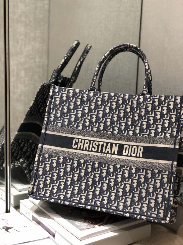 D*or oblique book tote-41.5*35*18cm