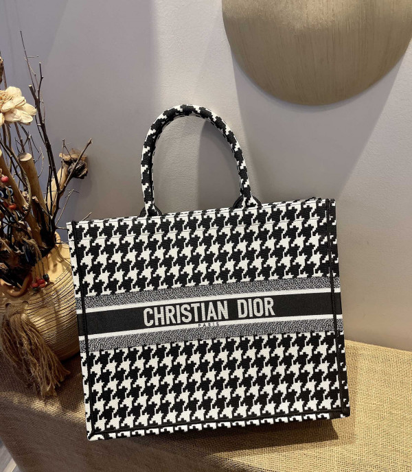 large D*or book tote