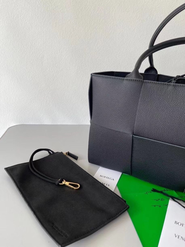 Bo*te*ga ve*ne*ta arco medium tote