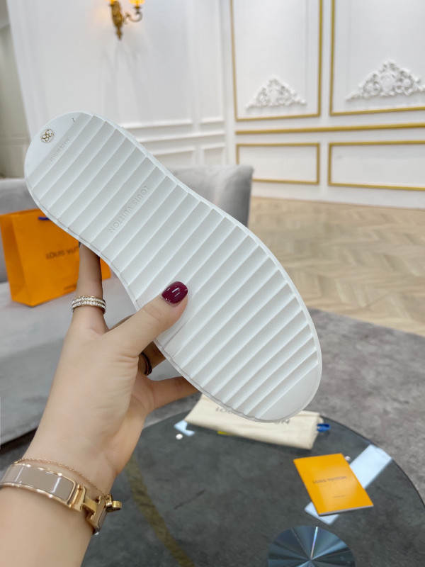 l**is V*t*n women"s time out sneaker