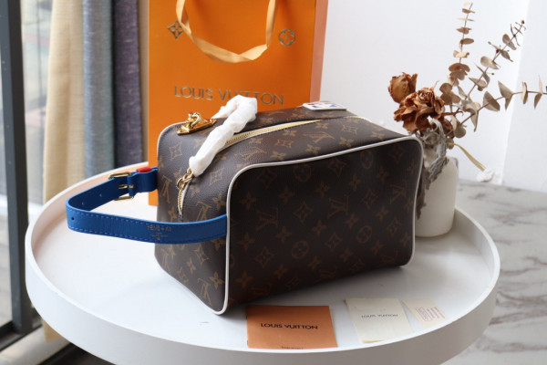 l**is V*t*n lvxnba toiletry bag