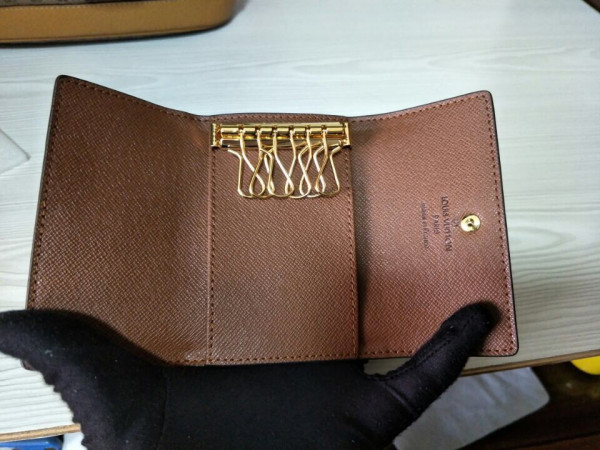 l**is V*t*n 6 key holder