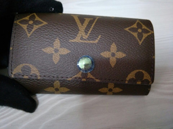l**is V*t*n 6 key holder
