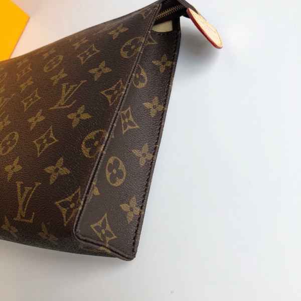 l**is V*t*n toiletry pouch 26