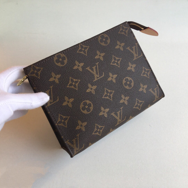 l**is V*t*n toiletry pouch 19
