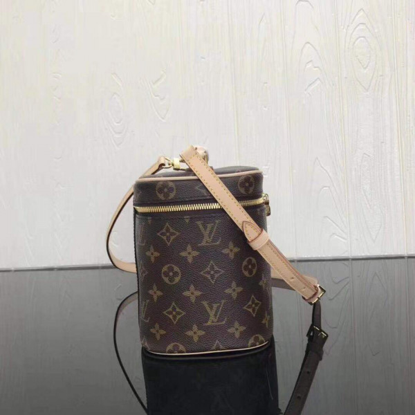 l**is V*t*n toiletry bag