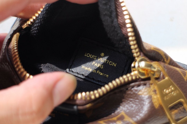 l**is V*t*n wrist bag