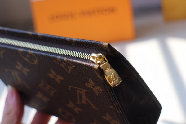 l**is V*t*n toiletry pouch 15