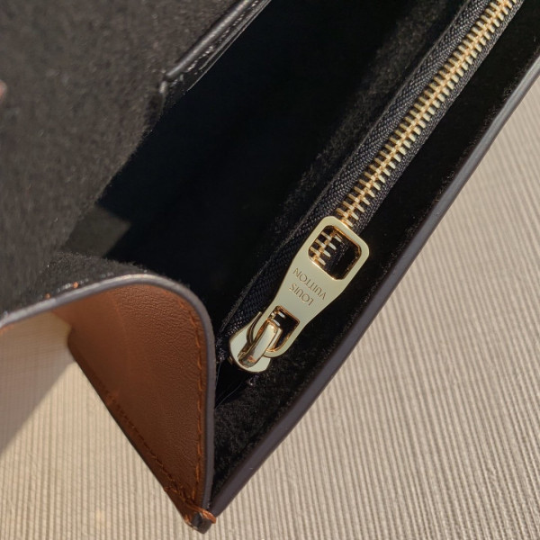 l**is V*t*n v dauphine chain wallet