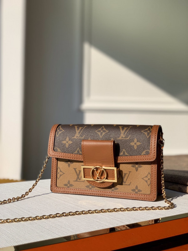l**is V*t*n v dauphine chain wallet