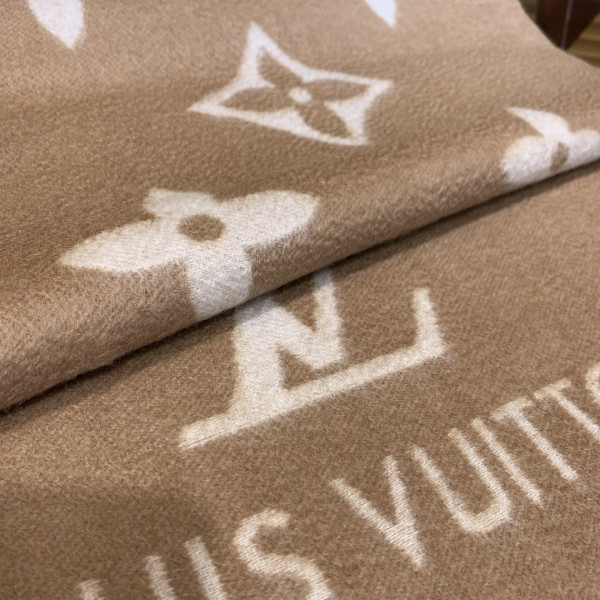 l**is V*t*n reykjavik scarf