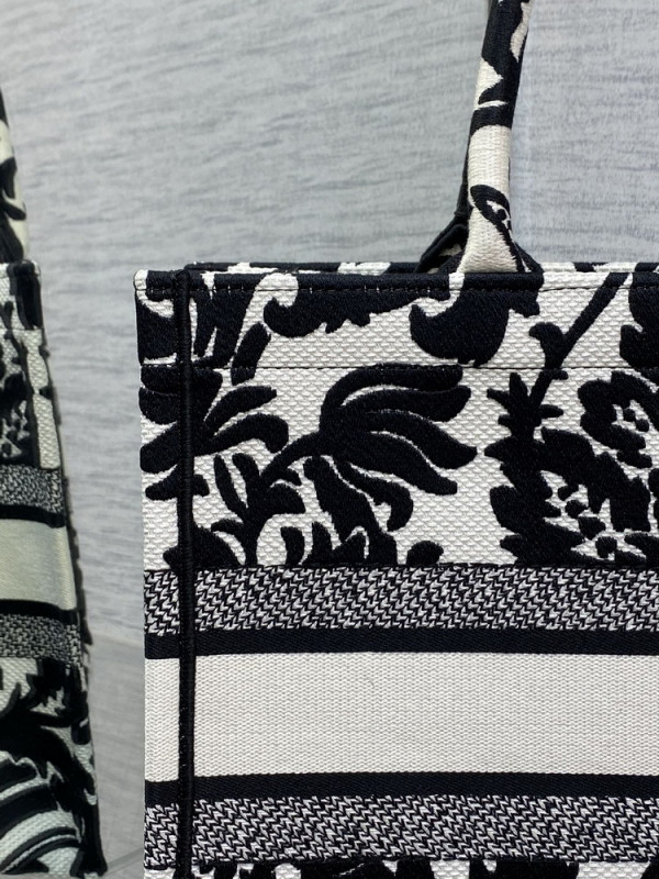 medium D*or book tote