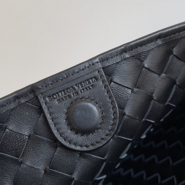 Bo*te*ga ve*ne*ta classic sardine top handle bag