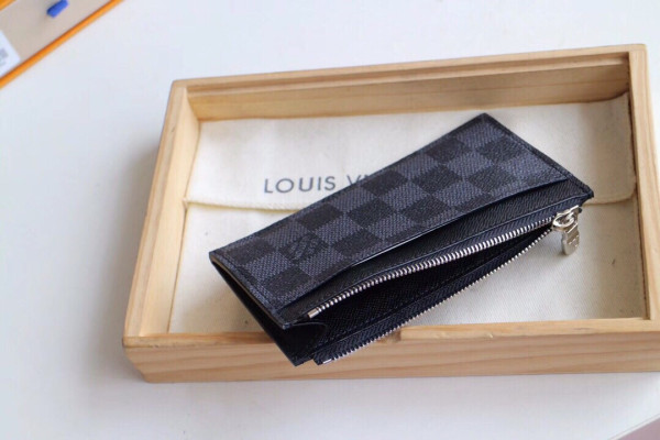 l**is V*t*n coin card holder