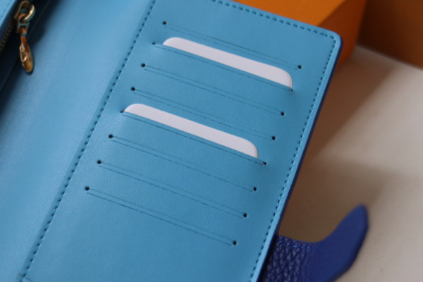 l**is V*t*n vertical wallet
