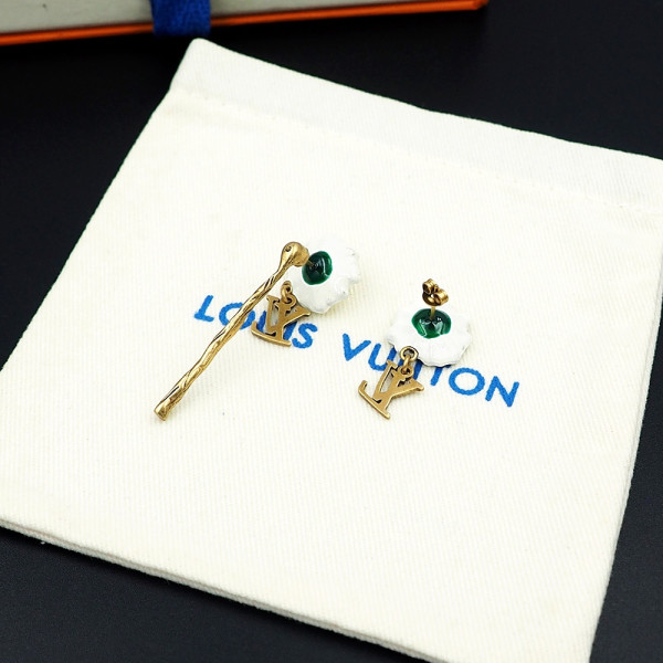 l**is V*t*n earrings