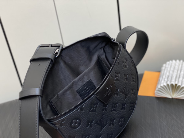l**is V*t*n moon crossbody