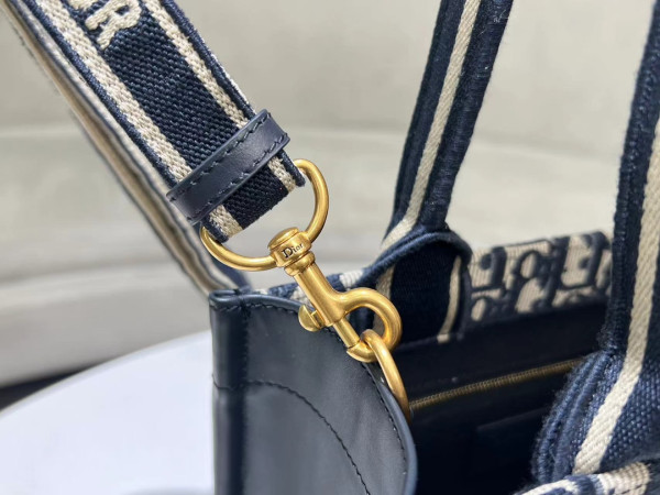 D*or oblique book tote- 26×12×21cm