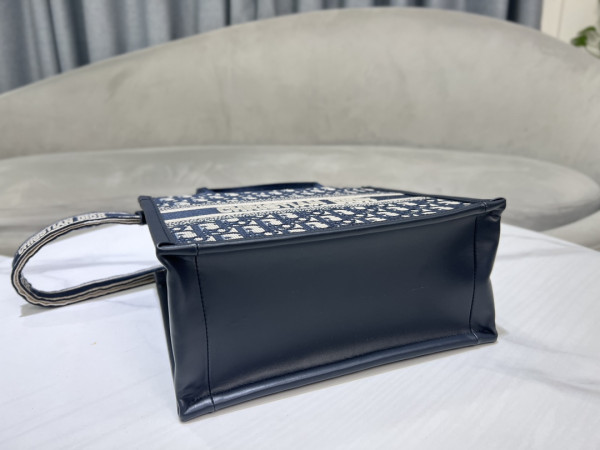D*or oblique book tote- 26×12×21cm
