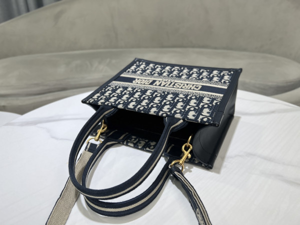 D*or oblique book tote- 26×12×21cm