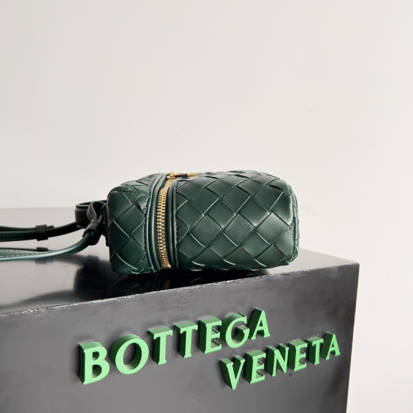 Bo*te*ga ve*ne*ta vanity case crossbody bag