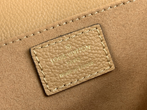 l**is V*t*n pochette metis east west