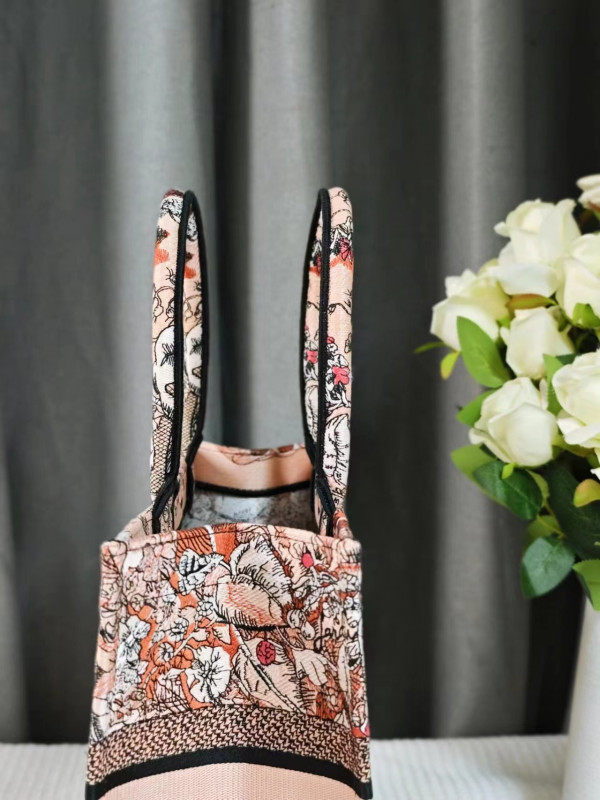 medium D*or book tote-36.5x27.5x16.5cm